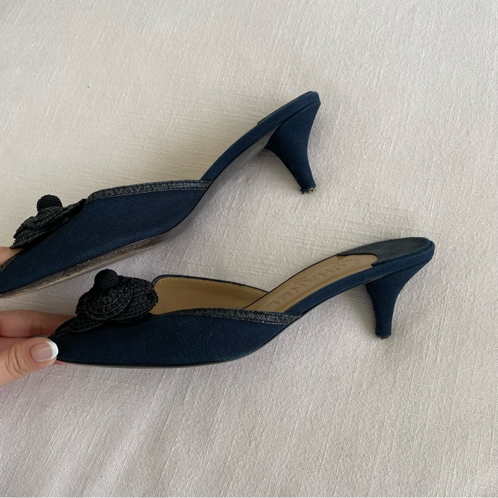 CHANEL Navy Blue Heels with Black Accents - Picture 5 of 15